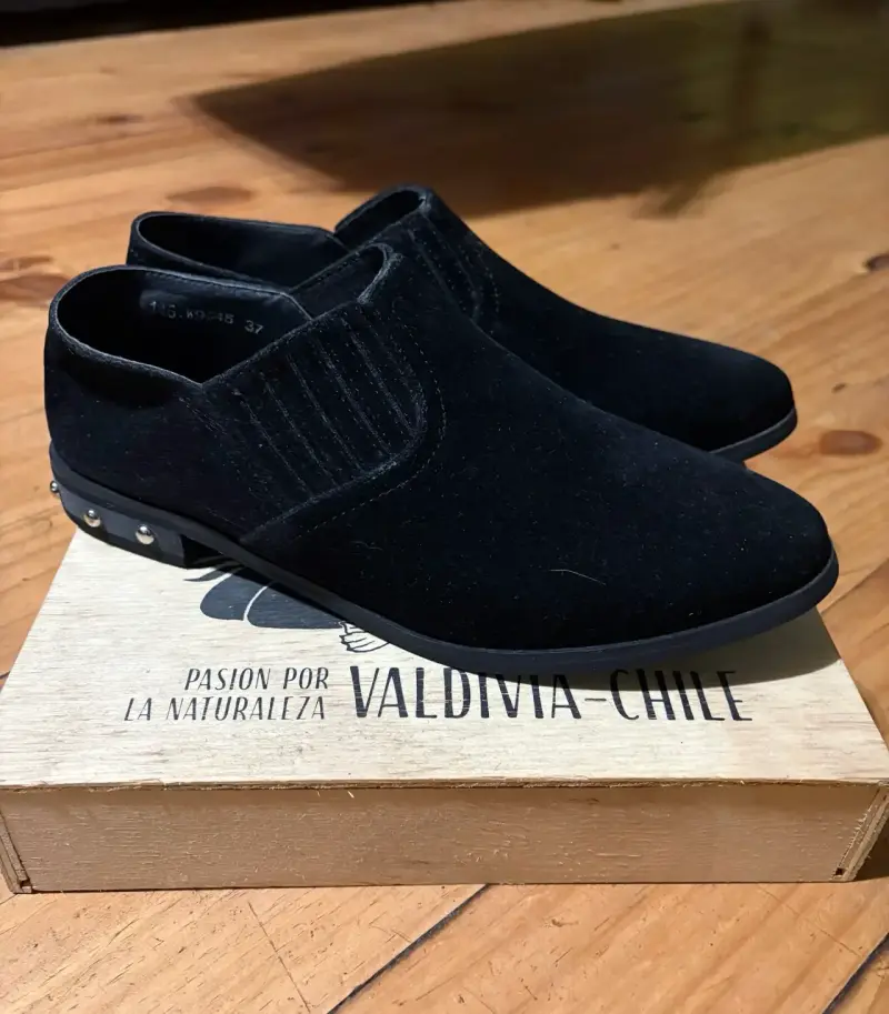 Zapatos de Gamuza Negros con Detalles Metálicos - 2