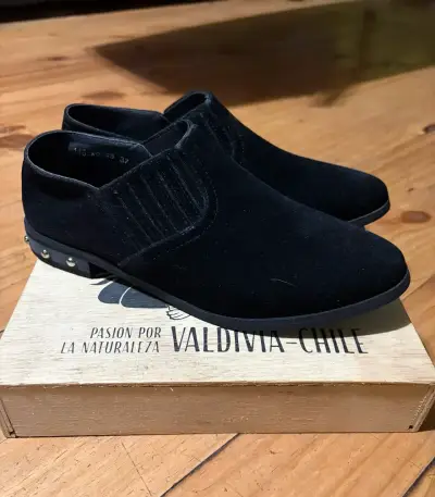 Zapatos de Gamuza Negros con Detalles Metálicos - miniatura 2