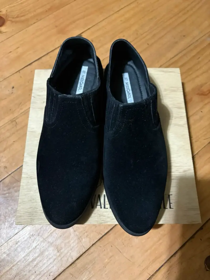 Zapatos de Gamuza Negros con Detalles Metálicos - 3