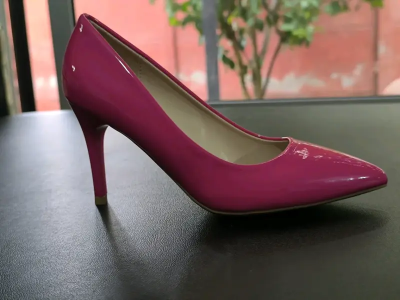 Zapatos de tacón alto fucsia elegantes