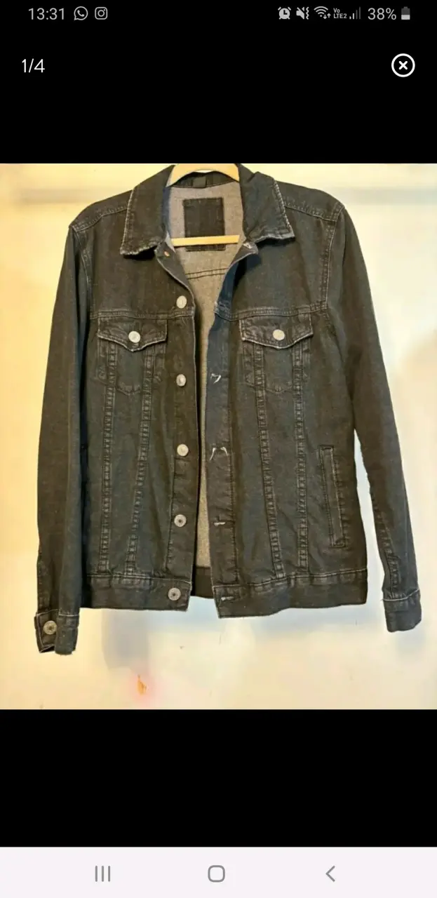 Chaqueta de mezclilla negra con diseño gráfico - 1
