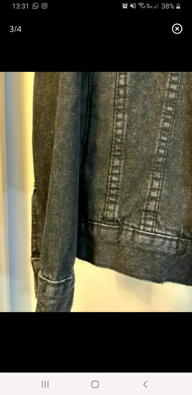 Chaqueta de mezclilla negra con diseño gráfico - 3