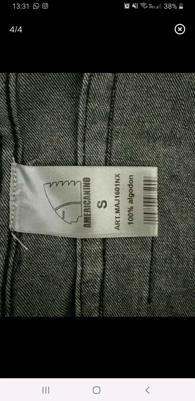 Chaqueta de mezclilla negra con diseño gráfico - 4