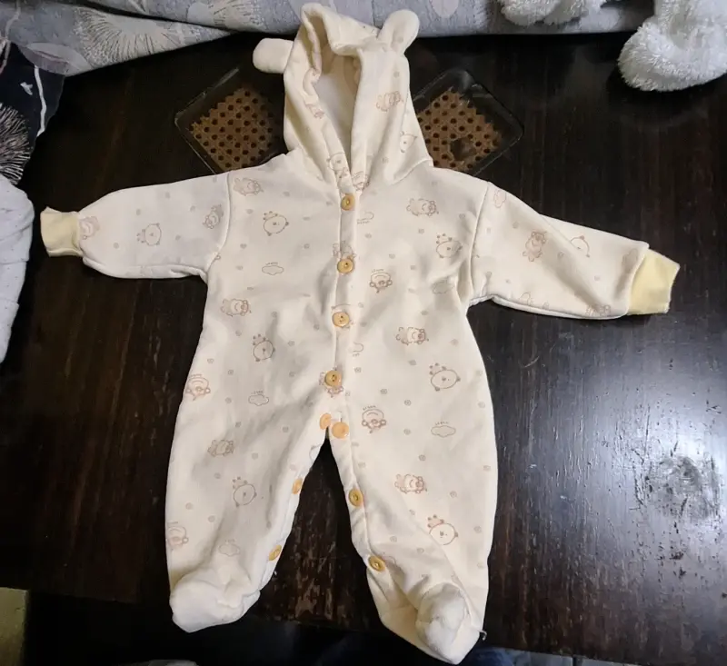 Enterito de bebé con capucha y orejas