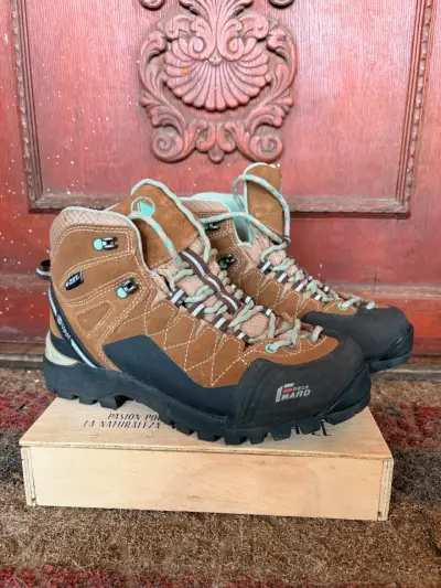 Botas de montaña impermeables marrones para trekking - miniatura 1
