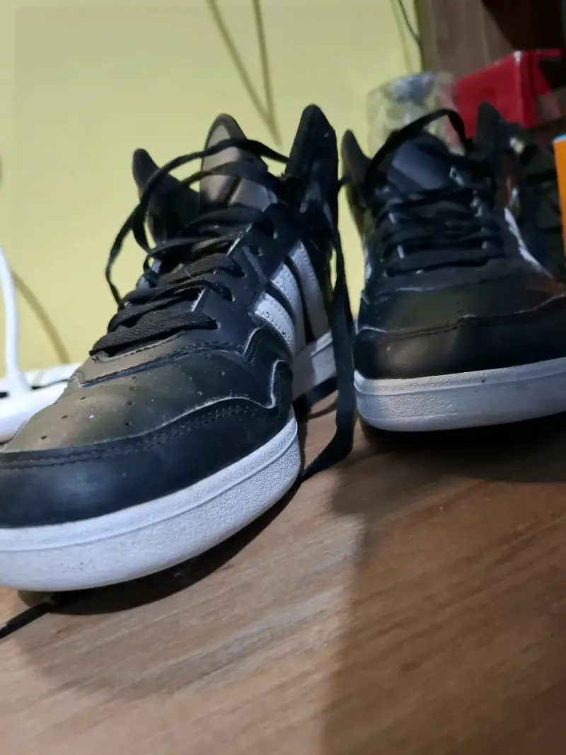 Zapatillas deportivas negras con franjas blancas - 1