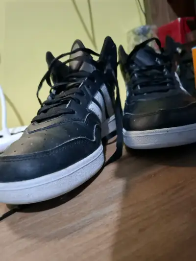 Zapatillas deportivas negras con franjas blancas - miniatura 1