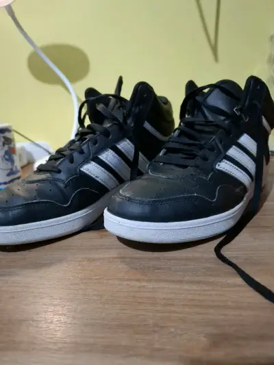 Zapatillas deportivas negras con franjas blancas - miniatura 2
