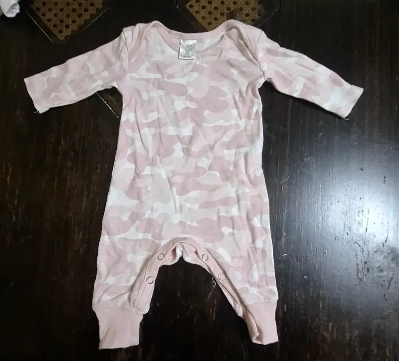 Enterito de bebé camuflado rosa