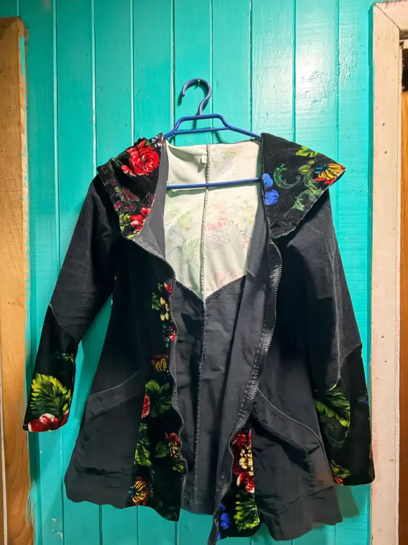 Abrigo negro con capucha y diseño floral - 1