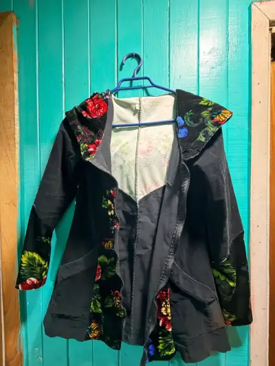 Abrigo negro con capucha y diseño floral - miniatura 1