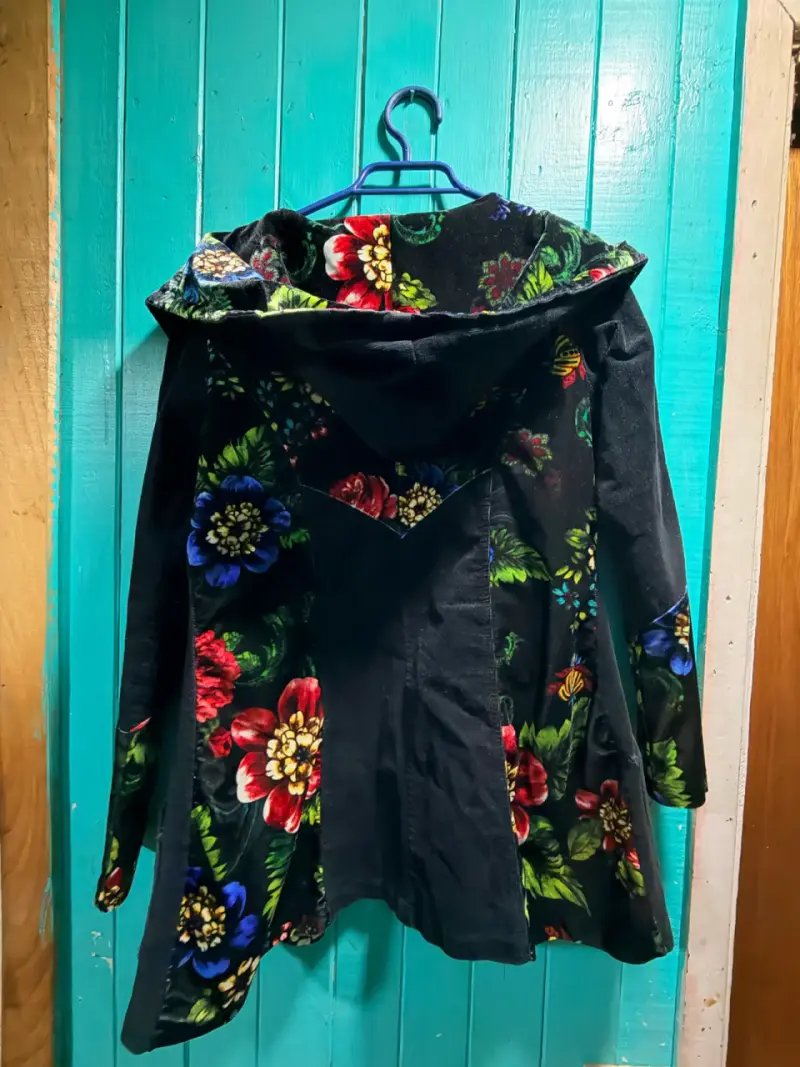Abrigo negro con capucha y diseño floral - 2