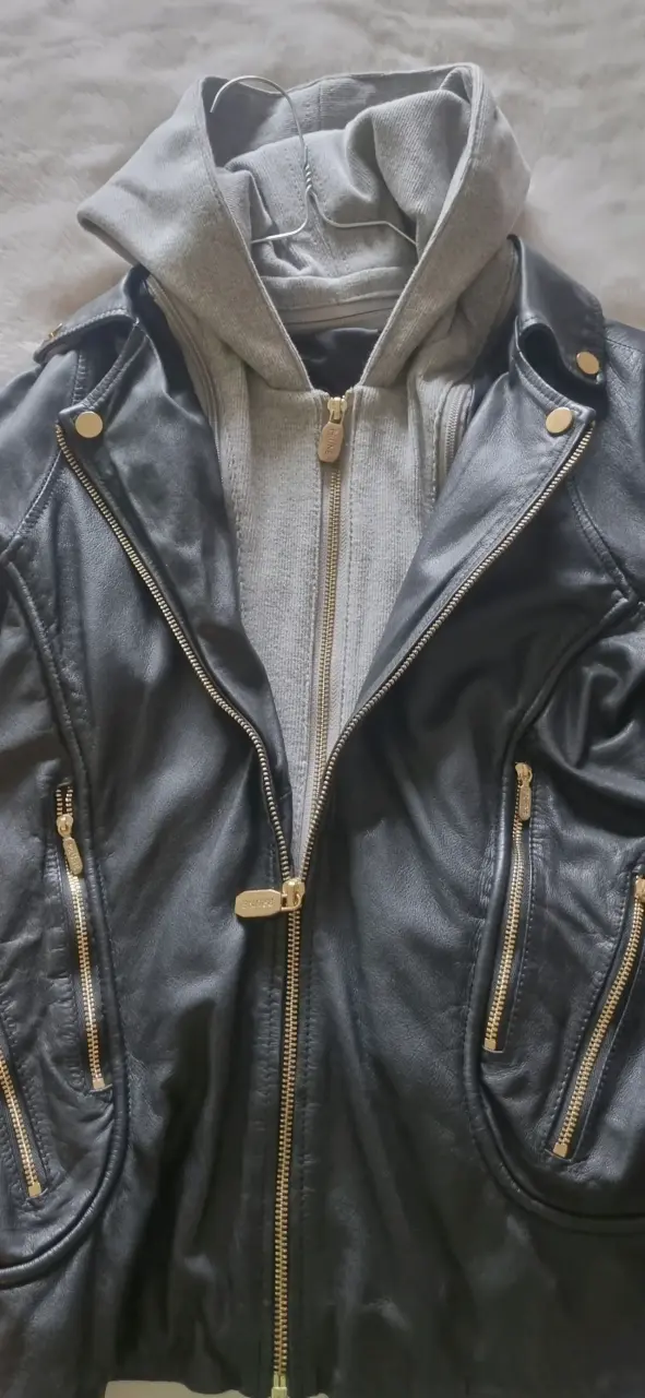 Chaqueta de cuero negra con capucha gris - 1