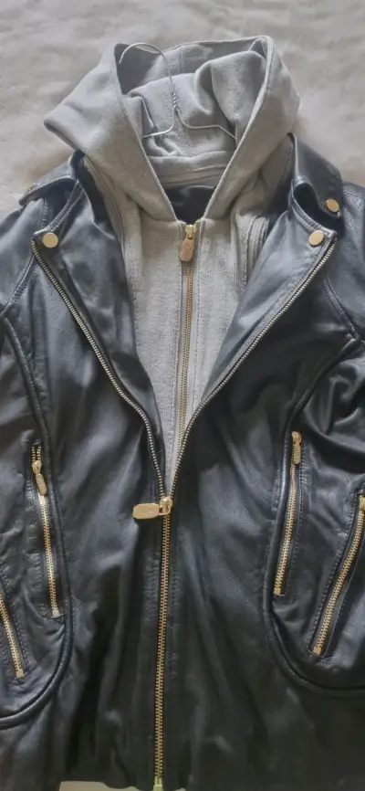 Chaqueta de cuero negra con capucha gris - miniatura 1
