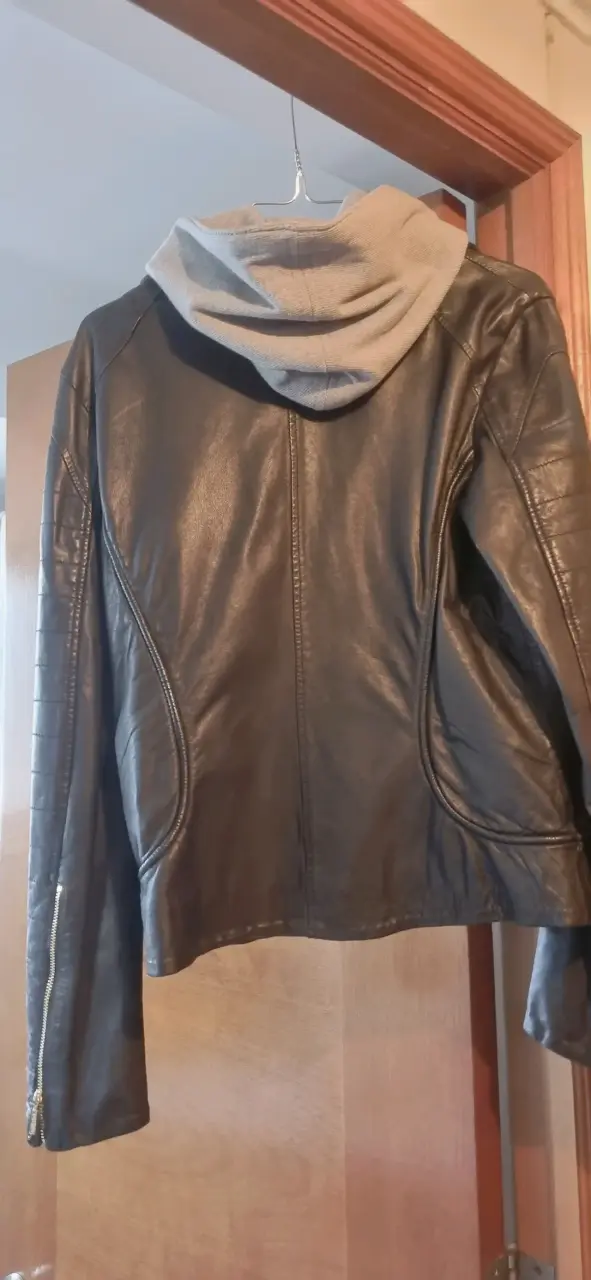 Chaqueta de cuero negra con capucha gris - 2