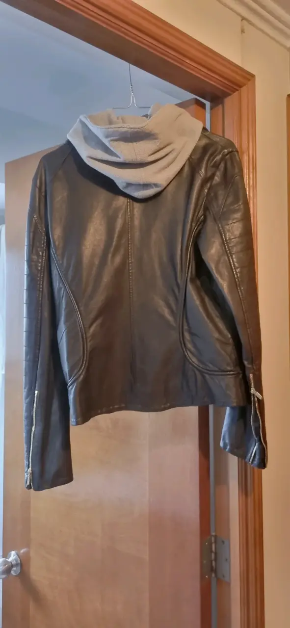 Chaqueta de cuero negra con capucha gris - 3