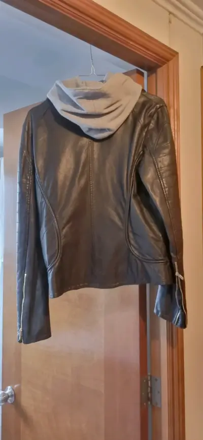 Chaqueta de cuero negra con capucha gris - miniatura 3