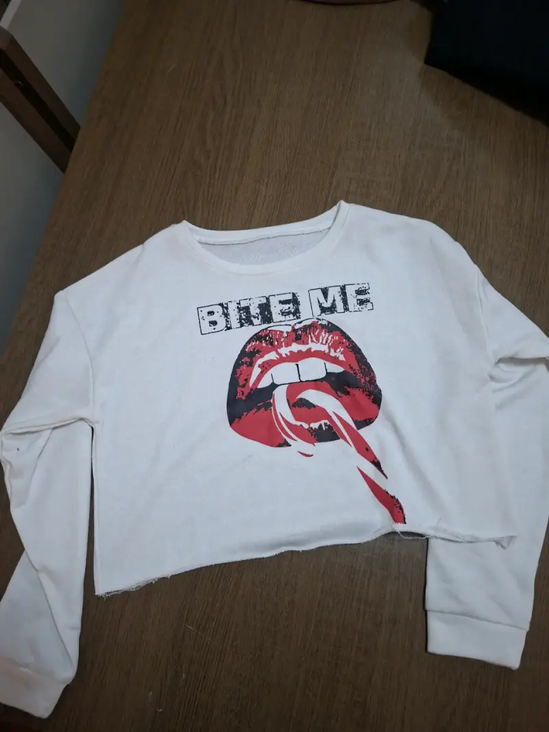 Polera crop top blanca con diseño de labios