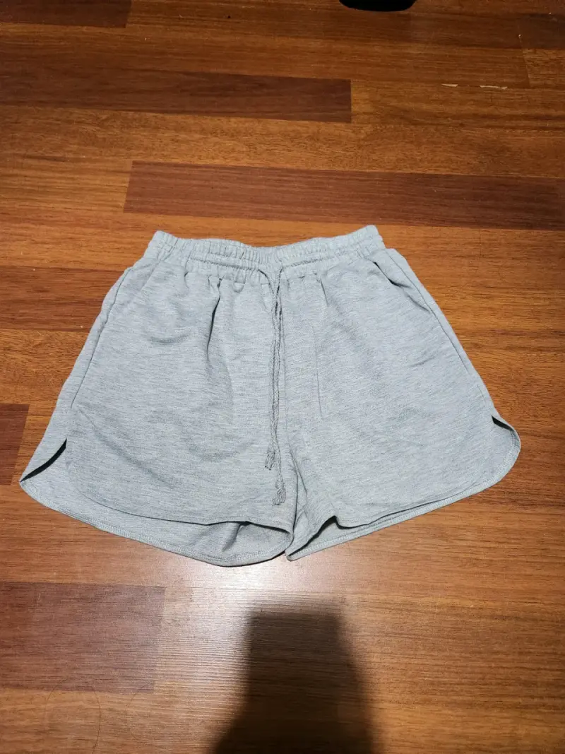 Shorts deportivos grises para mujer
