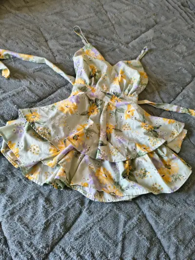 Vestido floral de verano con tirantes - miniatura 2