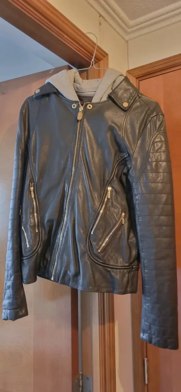 Chaqueta de cuero negra con capucha gris - 4
