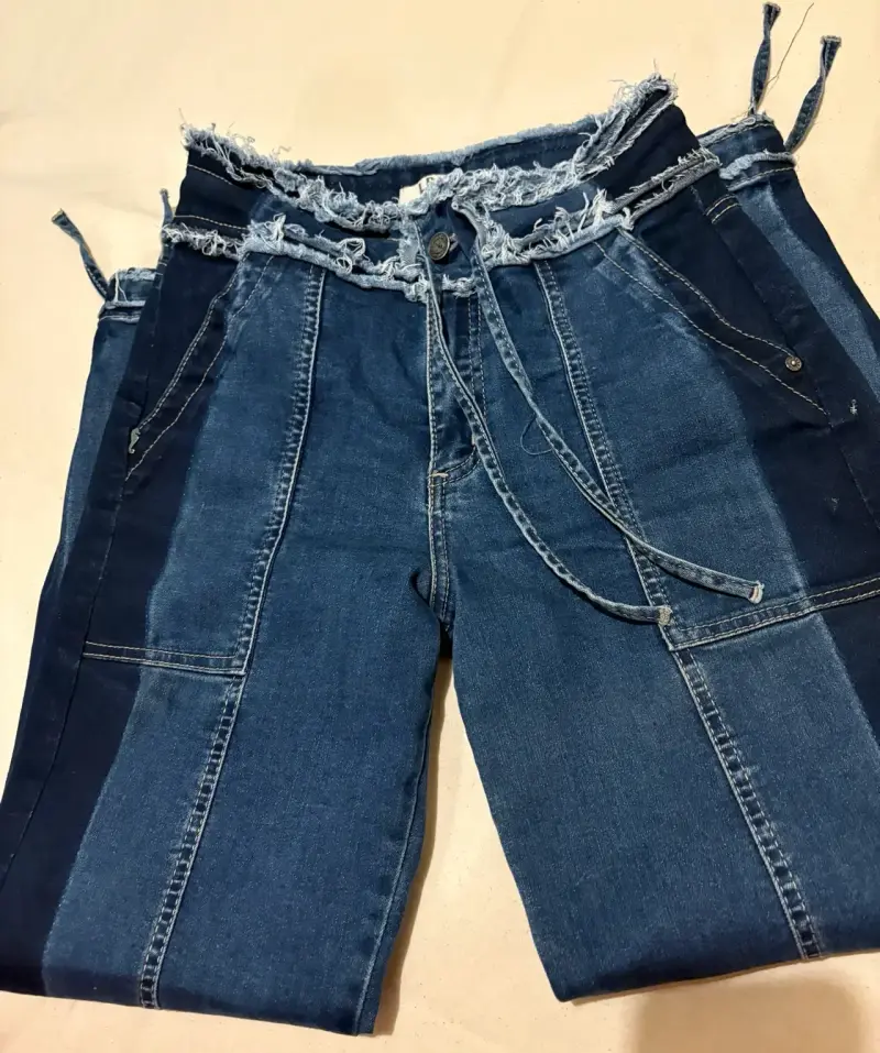 Jeans de mezclilla con diseño deshilachado