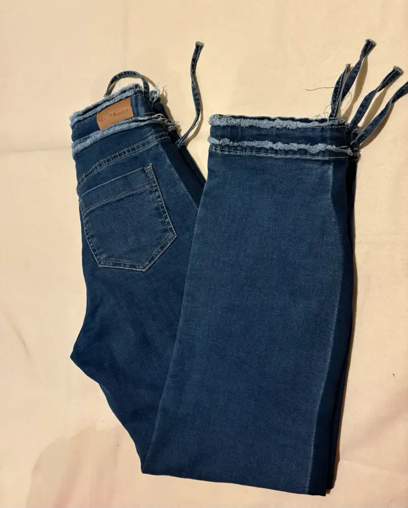 Jeans de mezclilla con diseño deshilachado - 2