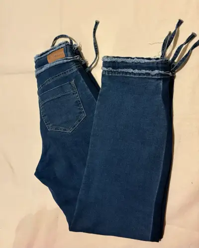 Jeans de mezclilla con diseño deshilachado - miniatura 2