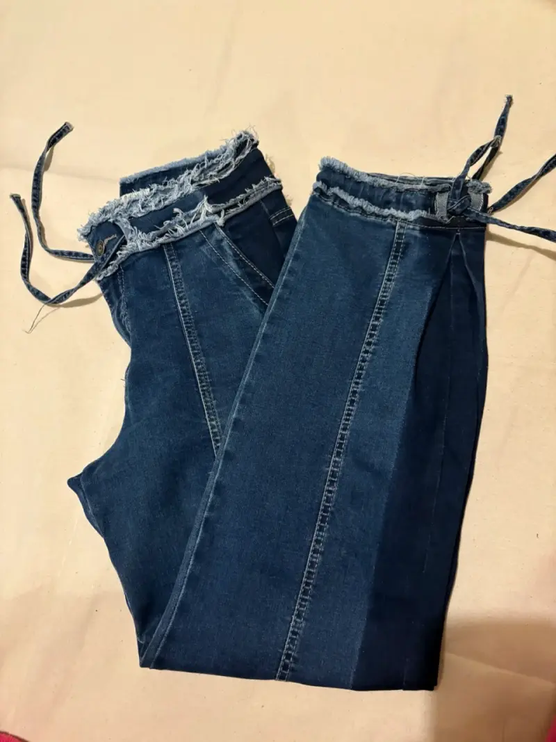 Jeans de mezclilla con diseño deshilachado - 3