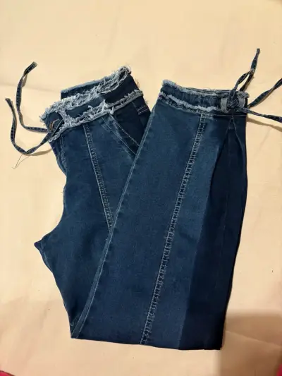 Jeans de mezclilla con diseño deshilachado - miniatura 3