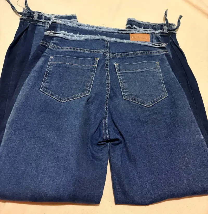 Jeans de mezclilla con diseño deshilachado - 4