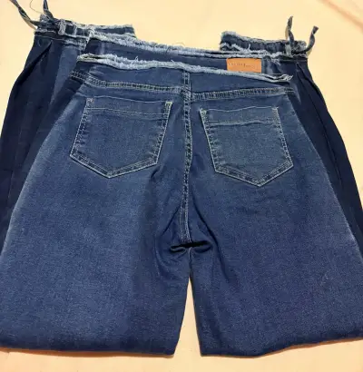 Jeans de mezclilla con diseño deshilachado - miniatura 4