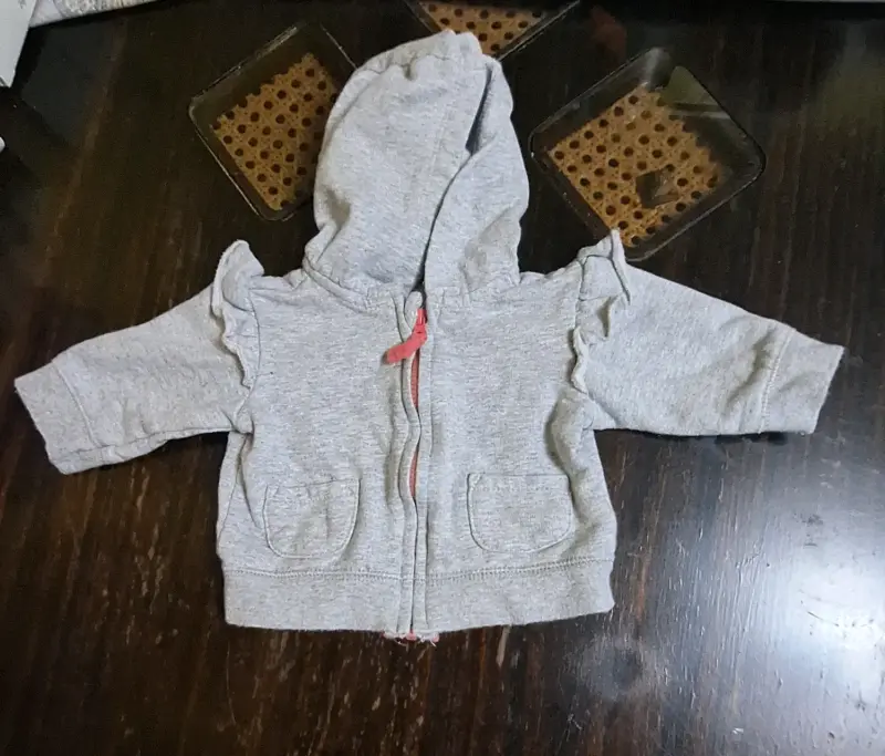 Chaqueta de bebé gris con capucha y volantes