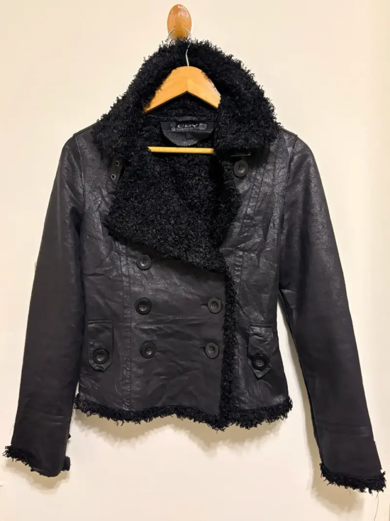 Chaqueta de cuero sintético negra con forro de peluche
