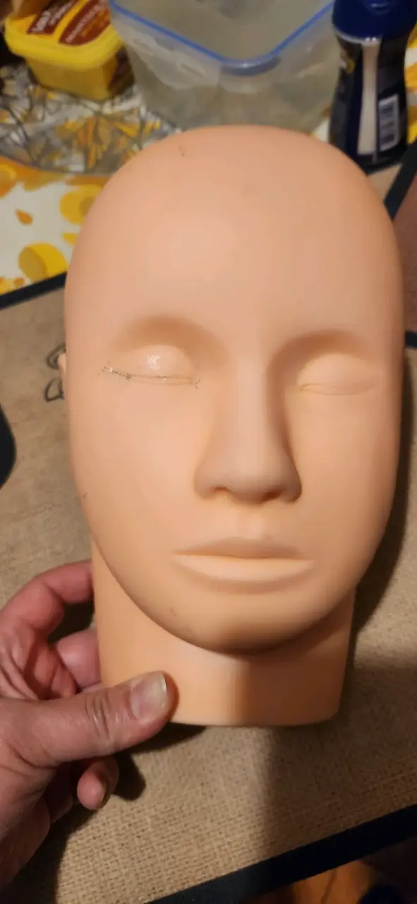 Cabeza de maniquí para prácticas de maquillaje
