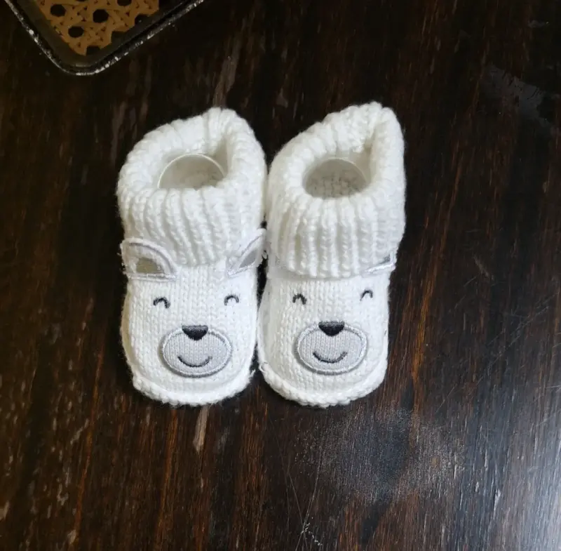 Zapatos de bebé tejidos con diseño de oso - 1