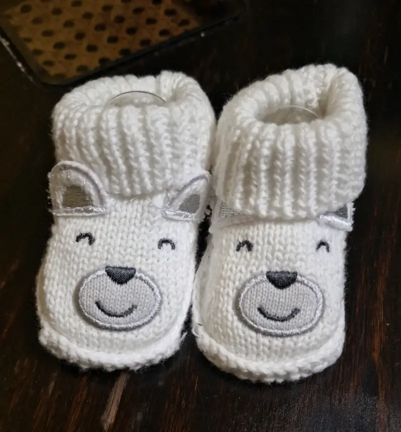Zapatos de bebé tejidos con diseño de oso - 2