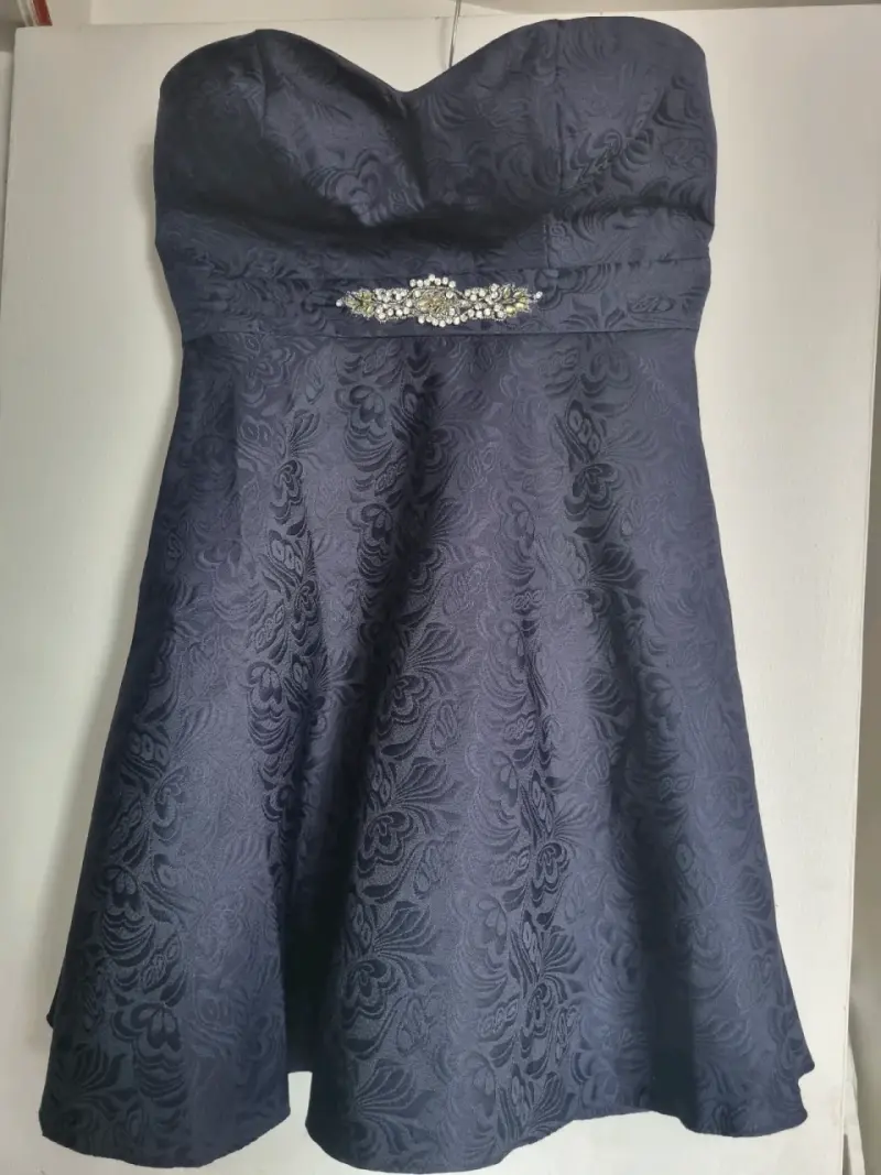 Vestido de fiesta azul con detalles brillantes - 1