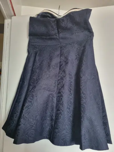 Vestido de fiesta azul con detalles brillantes - miniatura 2