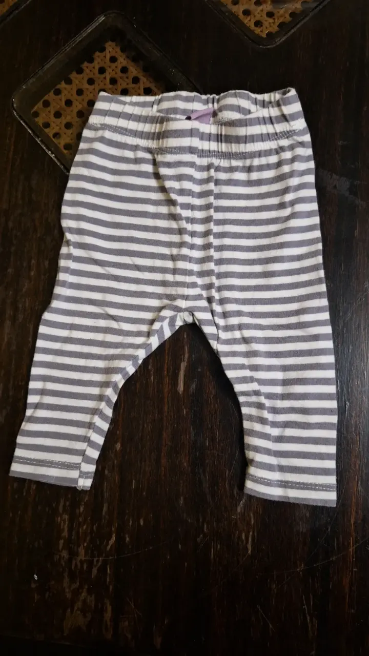 Pantalones de bebé a rayas gris y blanco