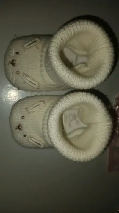Botitas de bebé tejidas con diseño de gatito - miniatura 2