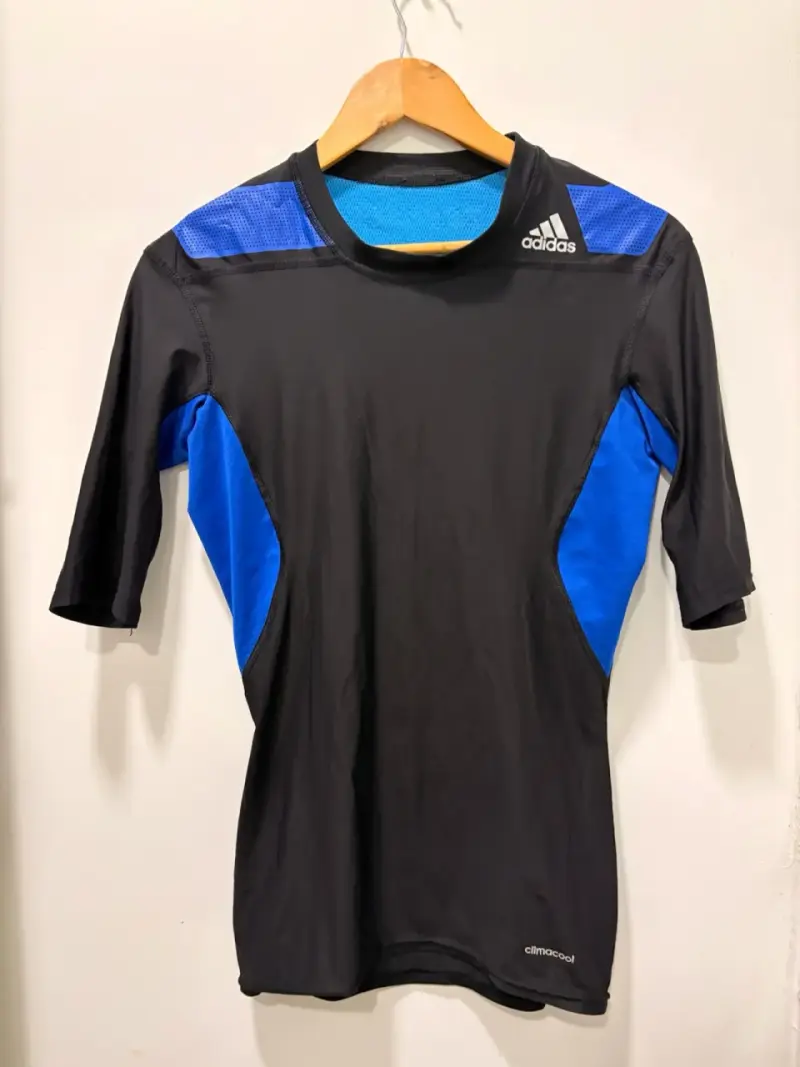 Polera deportiva Adidas ClimaCool negra y azul - 3