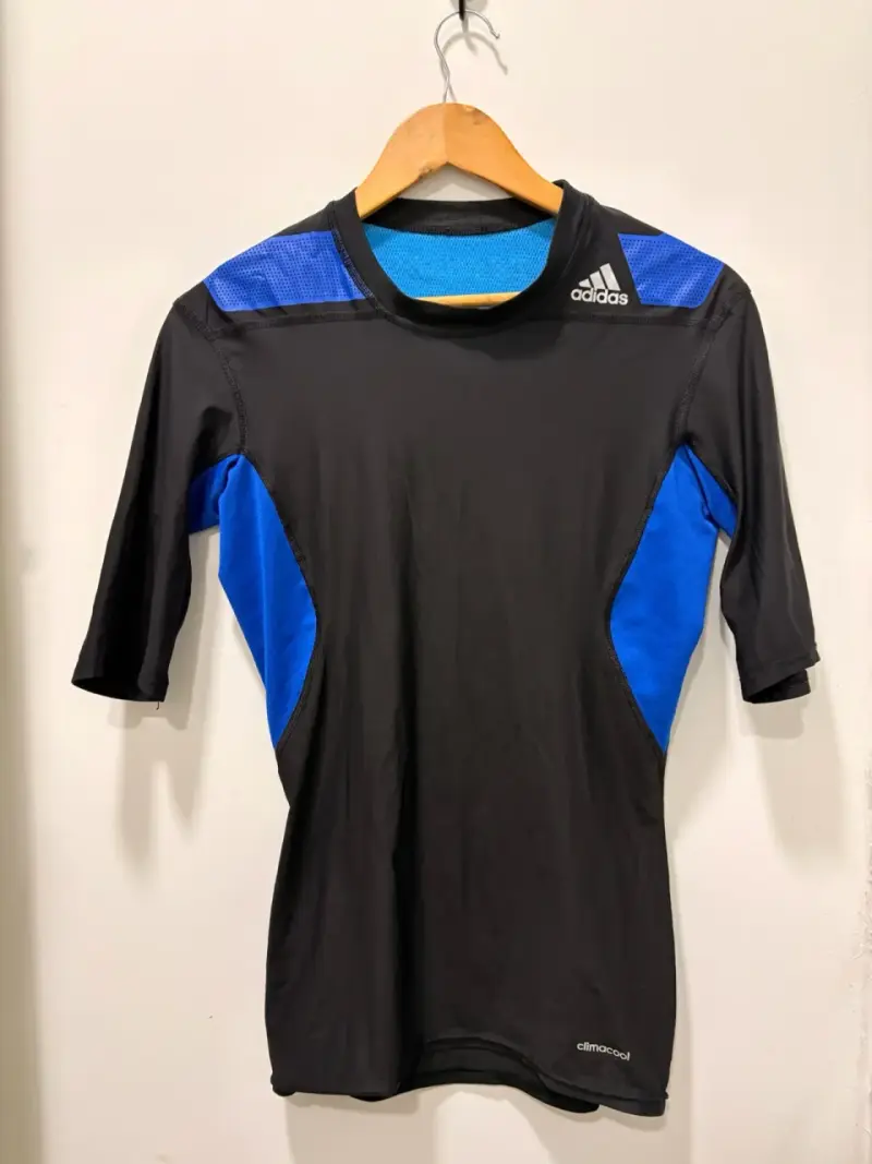 Polera deportiva Adidas ClimaCool negra y azul - 4