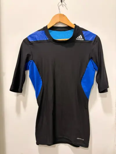 Polera deportiva Adidas ClimaCool negra y azul - miniatura 4