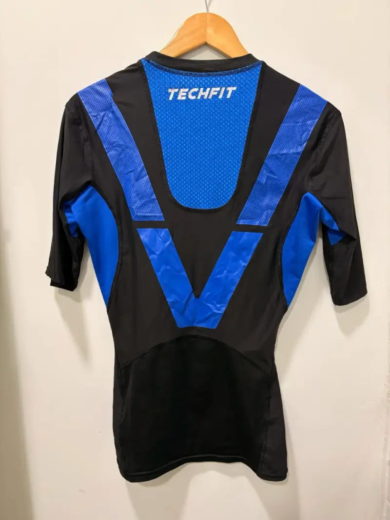 Polera deportiva Adidas ClimaCool negra y azul - 5