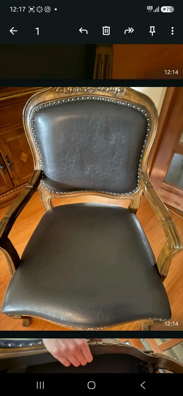 Silla de madera clásica con tapiz de cuero negro - 2