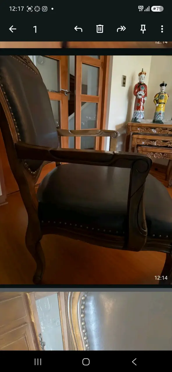 Silla de madera clásica con tapiz de cuero negro - 3