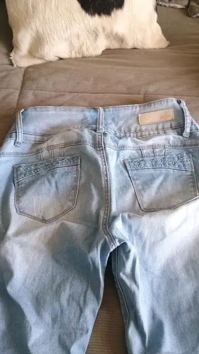Jeans de mezclilla azul claro para mujer - miniatura 2
