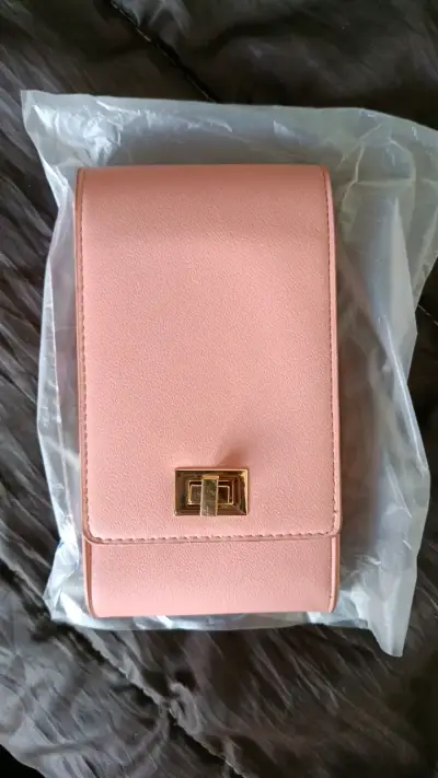 Cartera bandolera rosa con cierre metálico - miniatura 1