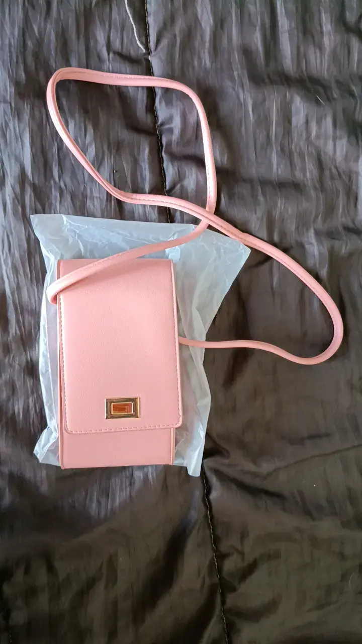 Cartera bandolera rosa con cierre metálico - 2